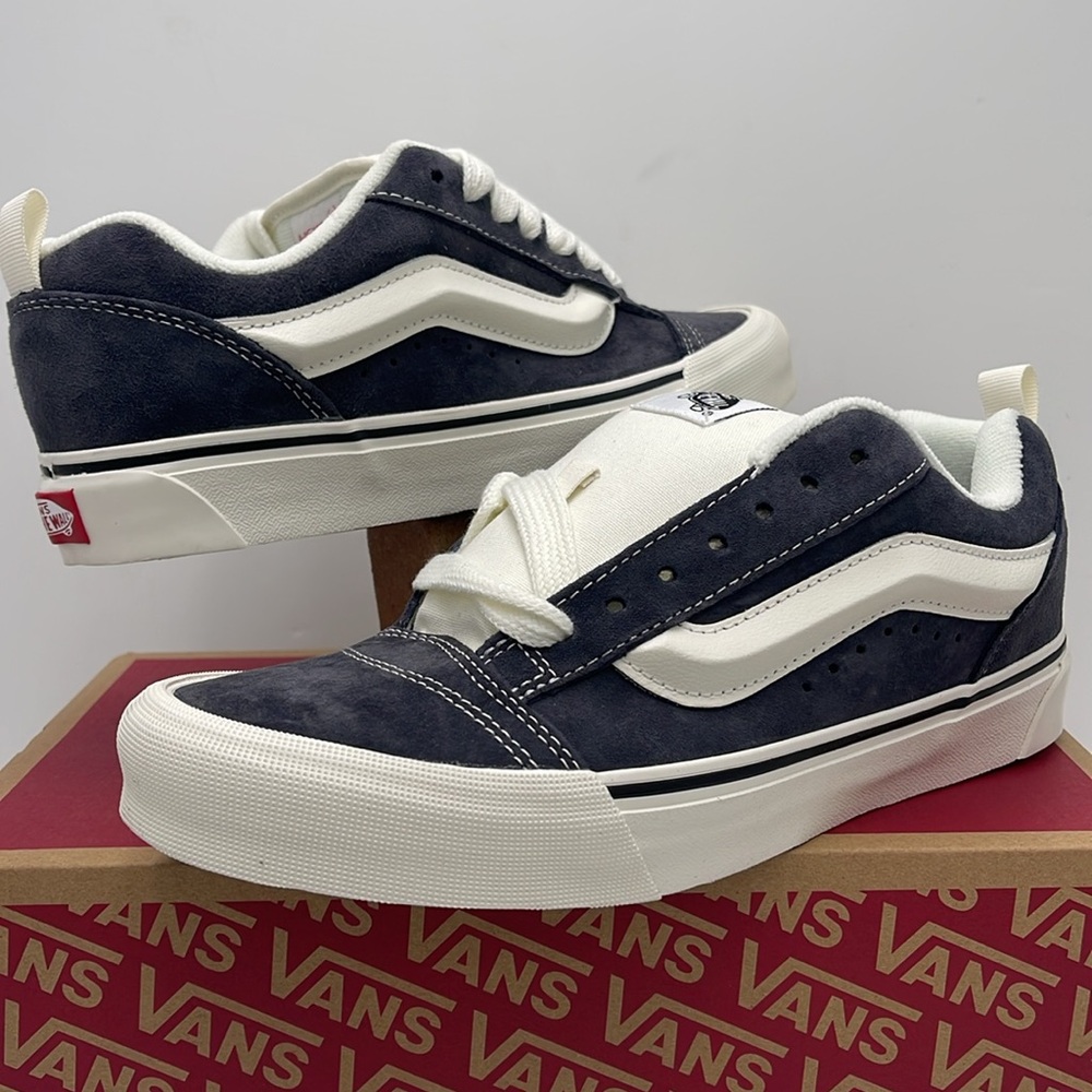 Vans WMNS Gray and White Sneakers Knu Skool
Pig Suede Gray
VN000CS0BGF - Picture 2 of 16